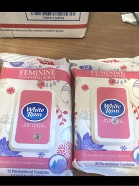 White Rain Feminine Cleansing Wipes - Pink & White Pack